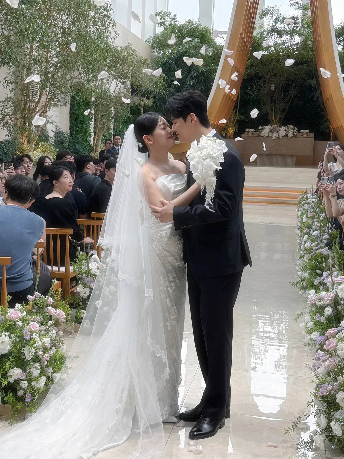 본식 입장 화이트 드롭부케
